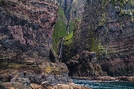 The wild archipelagos of the North Atlantic -No-2132_EC260525_Vestmanhavn Cliffs, Ile Féroé©StudioPONANT_AVI BHURUTH.jpg
