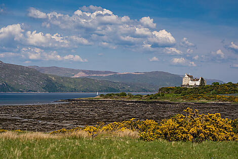 Celtic panoramas -No-2020_EC120525_TOBERMORY_Duart Castle, SCOTLAND©StudioPONANT_AVI BHURUTH.jpg